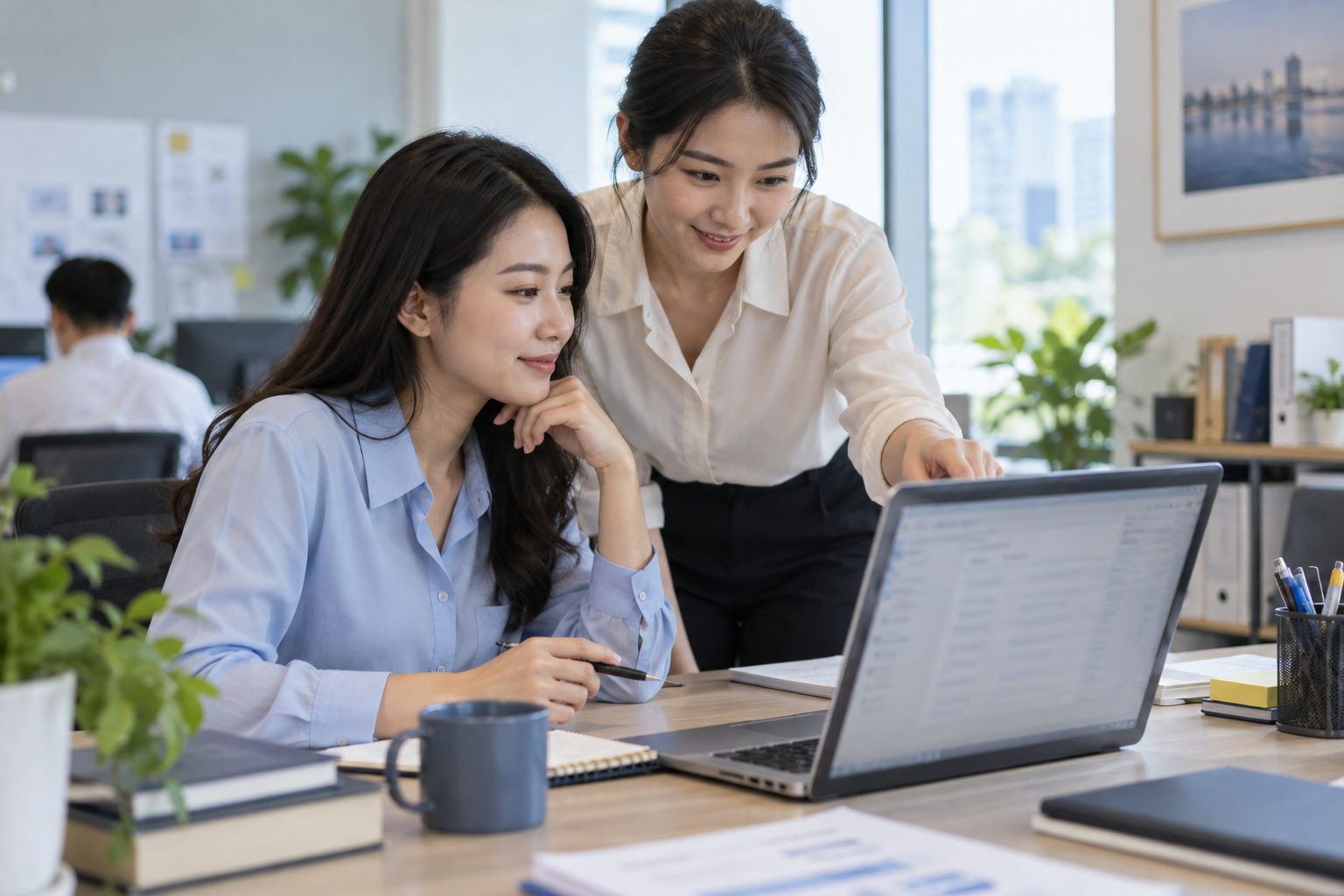 Nhân viên văn phòng xác nhận thông tin người nhận hóa đơn trên màn hình máy tính.
